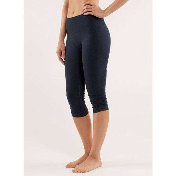 LULULEMON ATHLETICA In The Flow Crop in Inkwell Size 8 - Picture 2 of 8